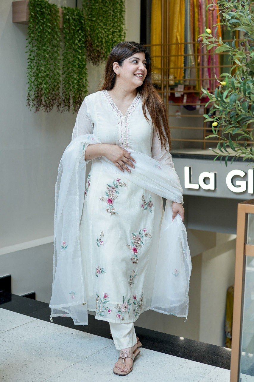 Graceful White Floral Thread Work Straight Kurta Set for Festivals and Special Occasions